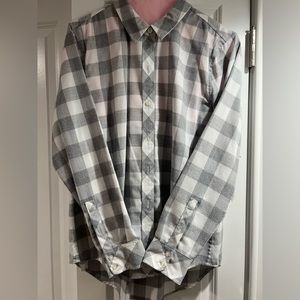 Women’s Vineyard vineyards grey and white plaid shirt. Size 10. NWOT.